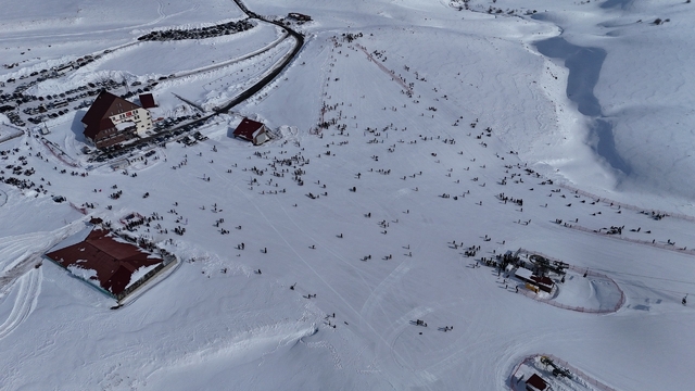 Hesarek Kayak Merkezi'nde yoğunluk: Ziyaretçiler karın keyfini çıkardı
