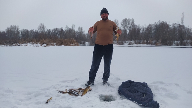 Türkiye'nin en uzun nehri dondu, üzerinde eskimo usülü balık avladılar