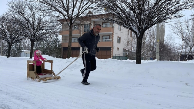 Torununu kızakla çekerek antrenman yapıyor