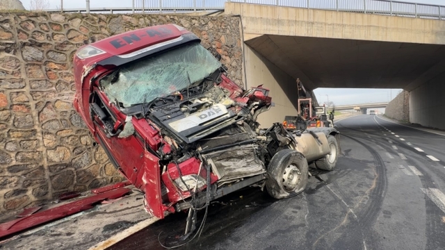 Kocaeli'de istinat duvarına çarpan tırın sürücüsü ağır yaralandı