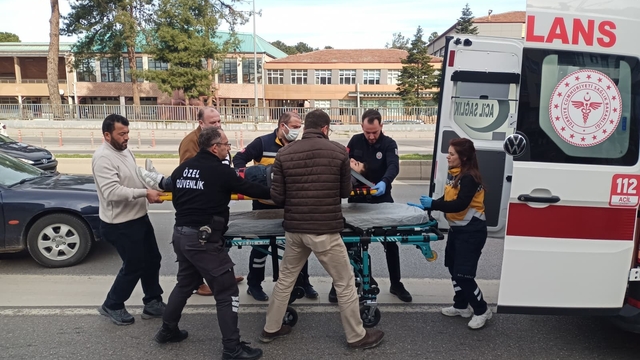 Duvara çarpan motokurye yaralandı