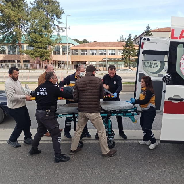 Duvara çarpan motokurye yaralandı