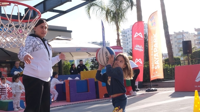 Mersin'de çocuklar AVM'de sporla buluştu
Mersin Büyükşehir Belediyesinden Sayapark AVM'de miniklere spor şöleni