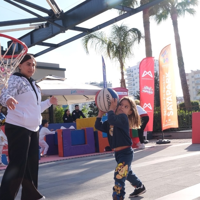 Mersin'de çocuklar AVM'de sporla buluştu
Mersin Büyükşehir Belediyesinden S...