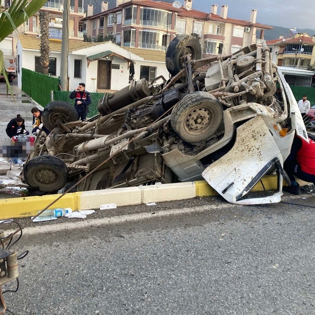 İnşaat işçilerini taşıyan kamyonet devrildi: 2 ölü, 1 ağır yaralı