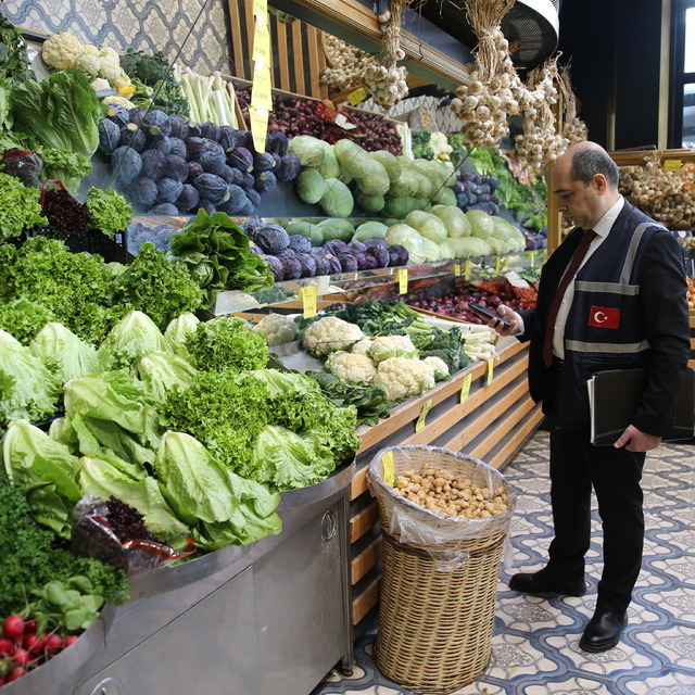 Eskişehir'de Ticaret Bakanlığı ekipleri ramazan ayı öncesi fiyat ve etiket...