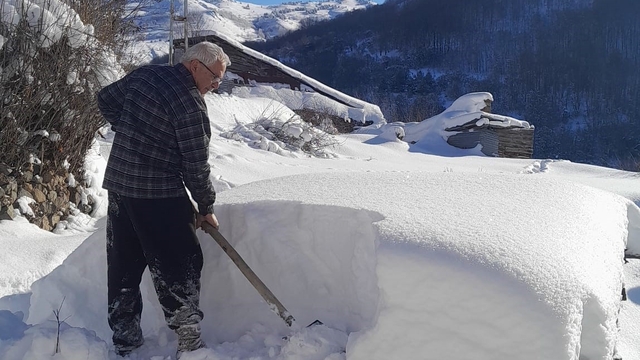 Gümüşhane'de vatandaşların zorlu kış mesaisi
Çatılarda biriken 1,5 metre karı temizlemek için Aktutan köyü sakinler uğraş veriyor