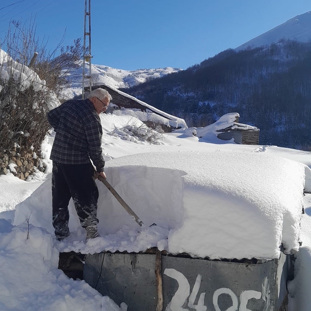 Gümüşhane'de vatandaşların zorlu kış mesaisi
Çatılarda biriken 1,5 metre ka...