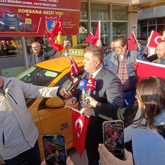 İzmir'de taksiciler araçlarını Türk bayraklarıyla donattı