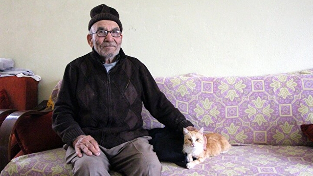 Yanan evinin önünde kedisine sarıldığı fotoğrafla tanınan Ali Meşe 93 yaşında öldü