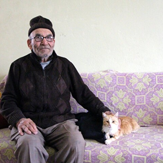 Yanan evinin önünde kedisine sarıldığı fotoğrafla tanınan Ali Meşe 93 yaşın...