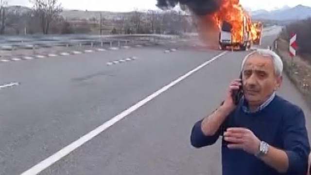 Yolcu taşıyan minibüs, alev topuna döndü