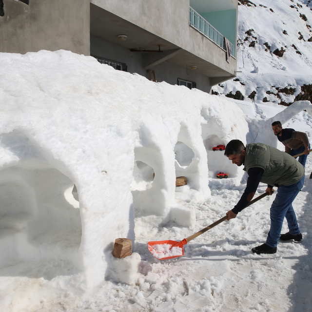 Çocuklar için kardan igluyu andıran oyun grubu yaptı