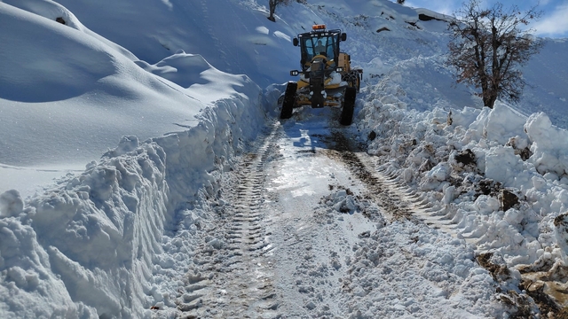 Diyarbakır'da kapalı yolların açılması için çalışmalar sürüyor