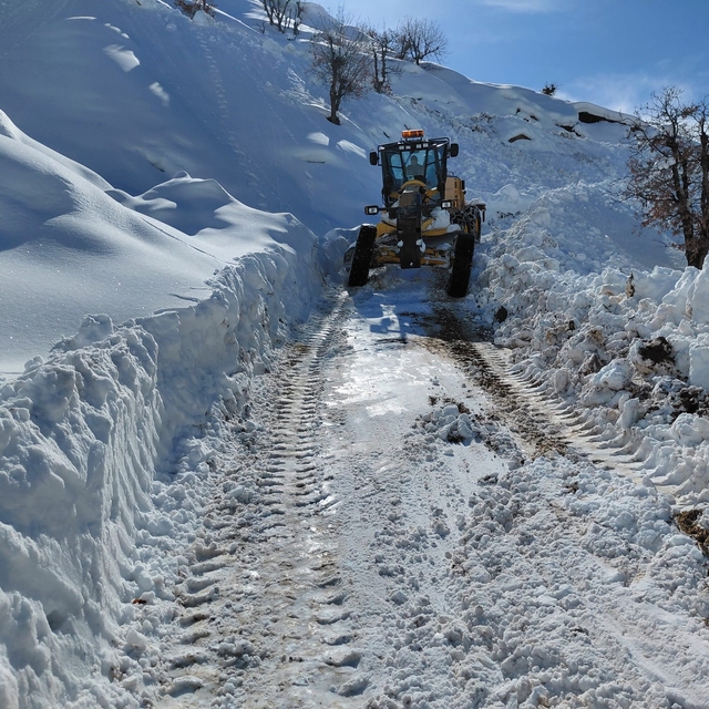 Diyarbakır'da kapalı yolların açılması için çalışmalar sürüyor