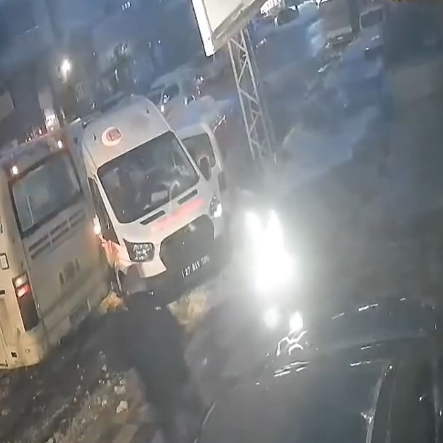 Gaziantep'te gizli buzlanma kazaya neden oldu
Buzlanma nedeniyle kayan ambu...