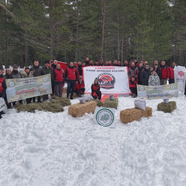 Kastamonu'da karla kaplanan ormanlara yaban hayvanları için yiyecek bırakıl...
