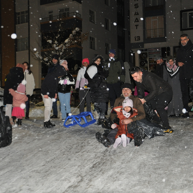 Bitlis'te mahalle sakinleri çocuklarıyla kayarak eğlendi