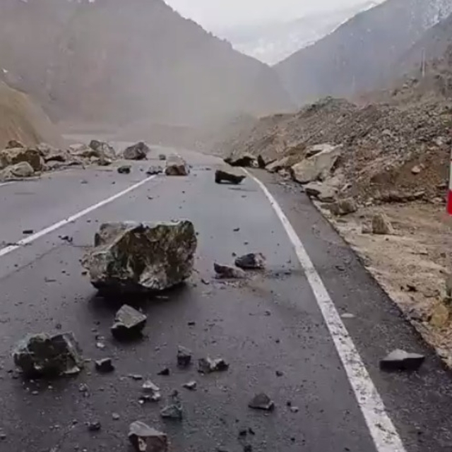 Artvin-Şavşat kara yolunda heyelan