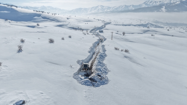 Karla kaplı mezrada mahsur kalan köylünün imdadına ekipler yetişti
Günlerdir kapalı olan yol açıldı, mezradaki hayvanlar kurtarıldı