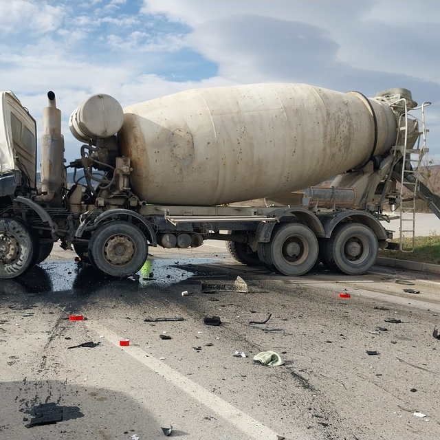 Kütahya'da beton mikserleri çarpıştı: 2 yaralı