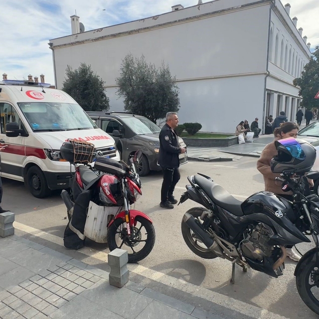 SUV tipi araç motosikletlilere çarptı: 2 yaralı