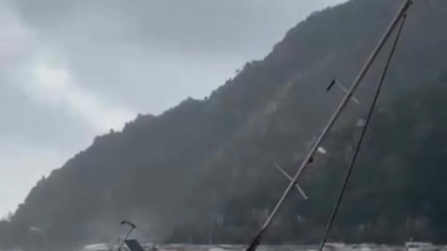 Marmaris'te fırtına; ağaçlar devrildi, yelkenli tekne karaya oturdu
