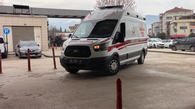 Temizlemeye çıktığı makinenin üzerinden düşen işçi ağır yaralandı