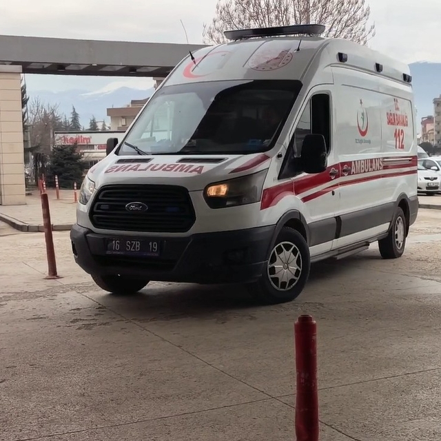 Temizlemeye çıktığı makinenin üzerinden düşen işçi ağır yaralandı