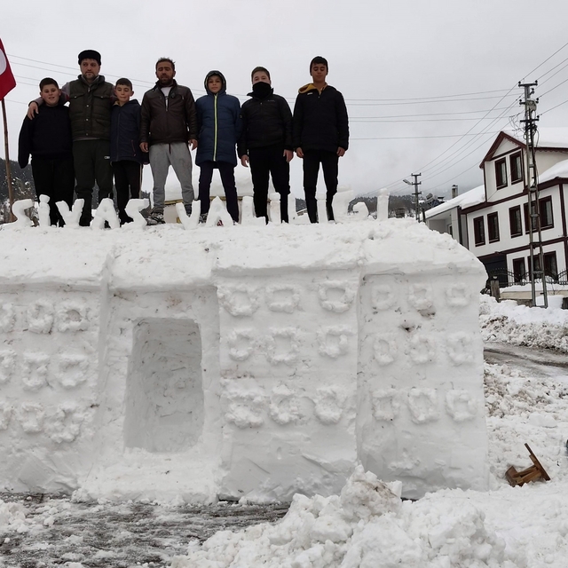 Şimdi de tarihi valilik binasını köylerine taşıdılar
Gidemedikleri Kız kule...
