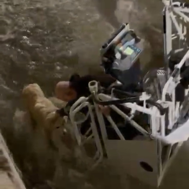 Karabük'te su kanalına düşen köpeği itfaiye kurtardı