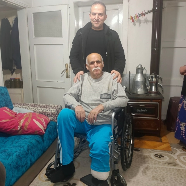 Öğrencilerle yaptığı işbirliğiyle 322'nci tekerlekli sandalyeyi ihtiyaç sah...