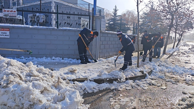 Siirt'te karla mücadele çalışmaları aralıksız sürüyor