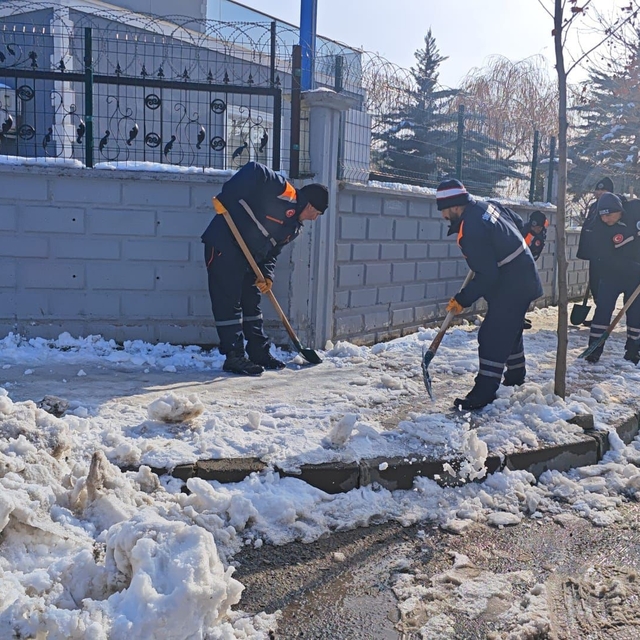 Siirt'te karla mücadele çalışmaları aralıksız sürüyor
