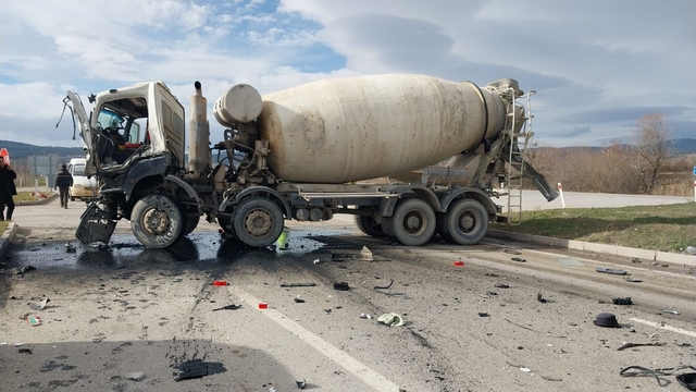 Kütahya'da beton mikserleri çarpıştı: 2 yaralı