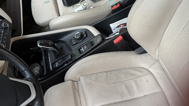 Aynı sokak üzerinden beş aracın camlarını kırıp hırsızlık yaptılar