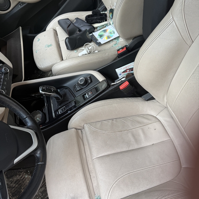 Aynı sokak üzerinden beş aracın camlarını kırıp hırsızlık yaptılar