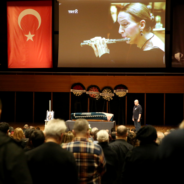 İzmir Devlet Senfoni Orkestrası sanatçısı Özasker son yolculuğuna uğurlandı