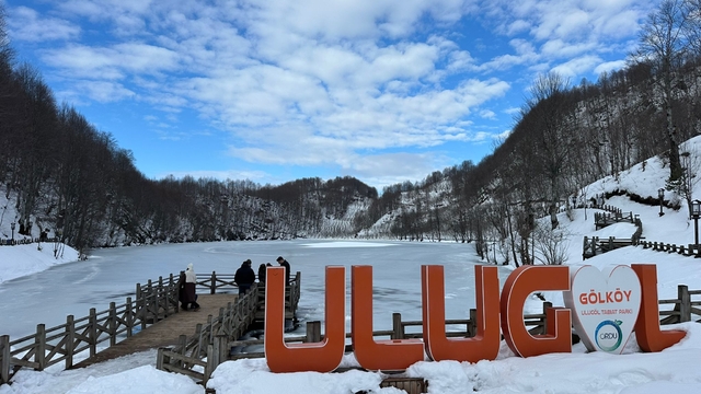 Ordu'daki Ulugöl buz tuttu