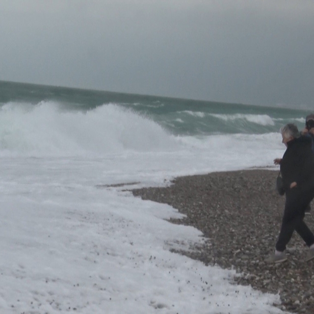 Dalgadan kaçtılar, fotoğraf çektirdiler
Fırtınaya rağmen Antalyalılar sahil...