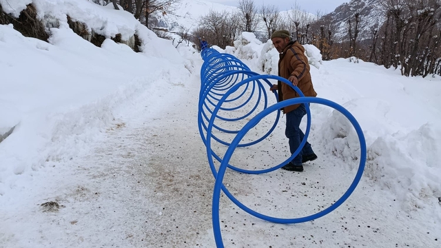 Van'da ekipler zor şartlara rağmen mahallenin içme suyu sıkıntısını giderdi