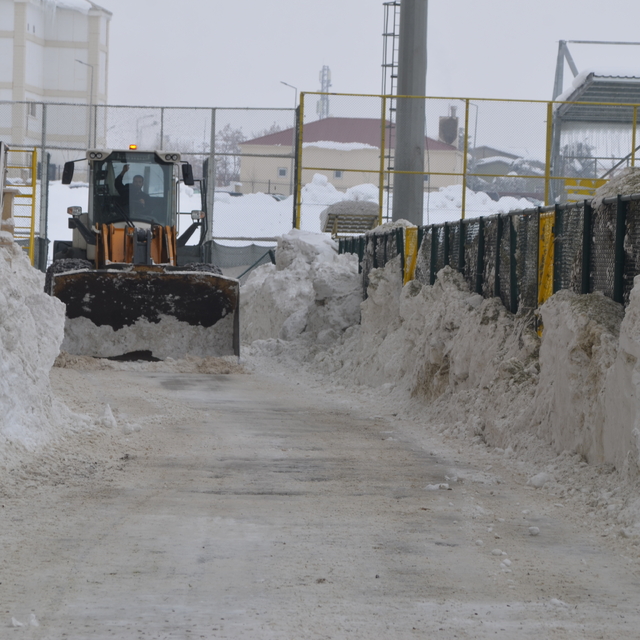 Muş'ta karla kaplı stat ekiplerin çalışmasıyla maça hazır hale getirildi