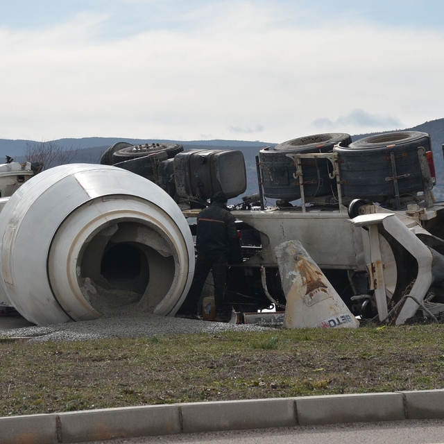 Kütahya'da aynı firmaya ait beton mikserlerinin çarpıştığı kazada 2 kişi ya...
