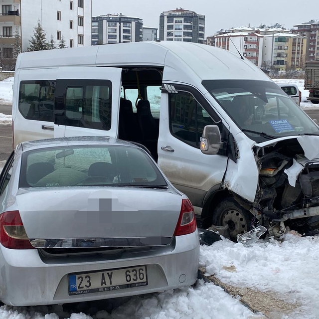 Yolcu minibüsüyle otomobil çarpıştı: 4 yaralı