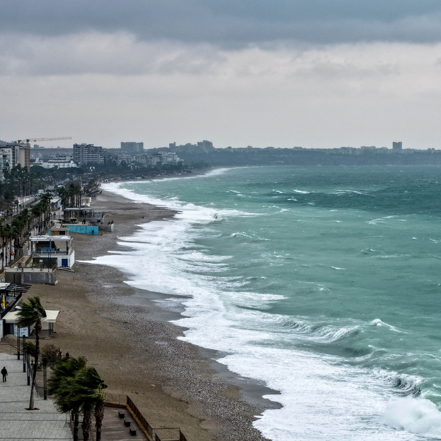 Antalya'da fırtına; dev dalgalar oluştu