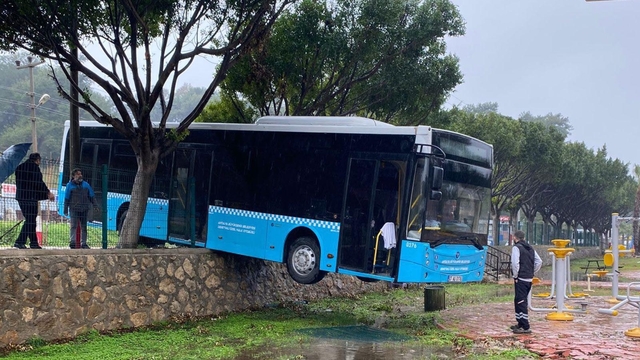 Freni boşalan otobüs, duvarda asılı kaldı