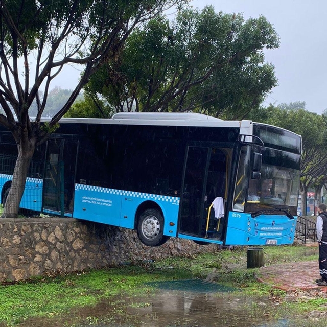 Freni boşalan otobüs, duvarda asılı kaldı