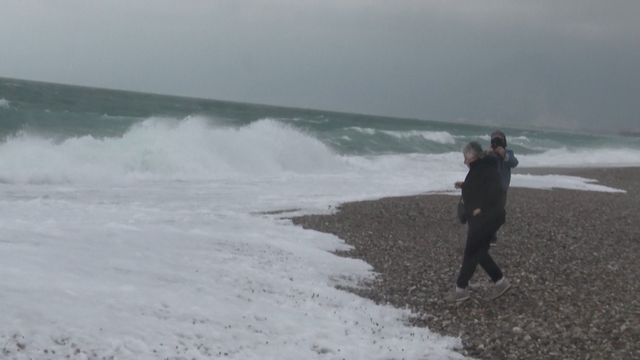 Dalgadan kaçtılar, fotoğraf çektirdiler
Fırtınaya rağmen Antalyalılar sahillere akın etti
