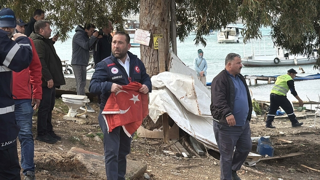 Yıkımda teknenin altından Türk bayrağı çıktı, işlem durduruldu