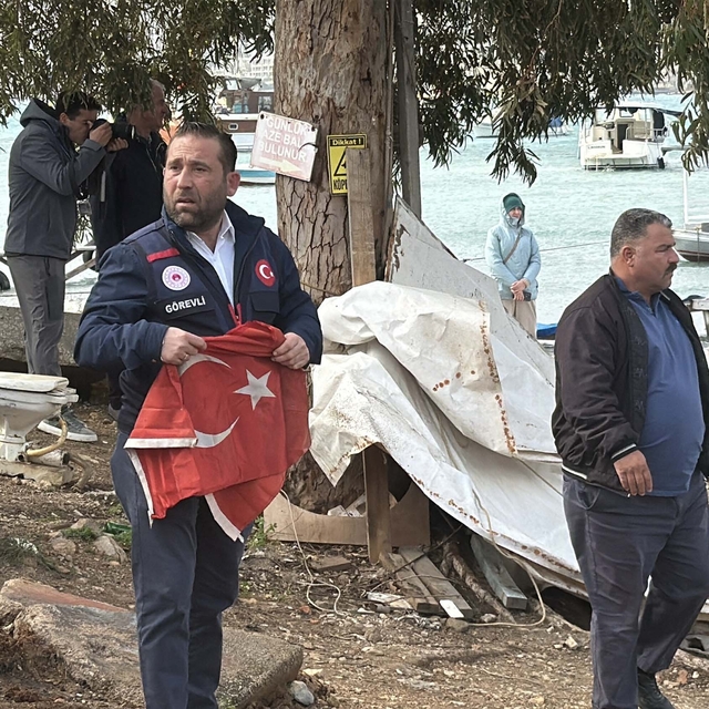 Yıkımda teknenin altından Türk bayrağı çıktı, işlem durduruldu
